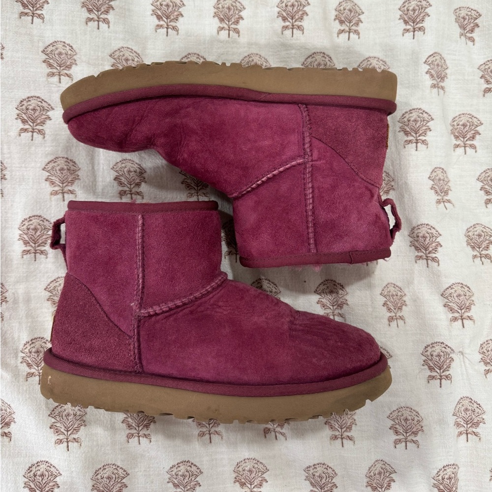 Women’s mini Uggs